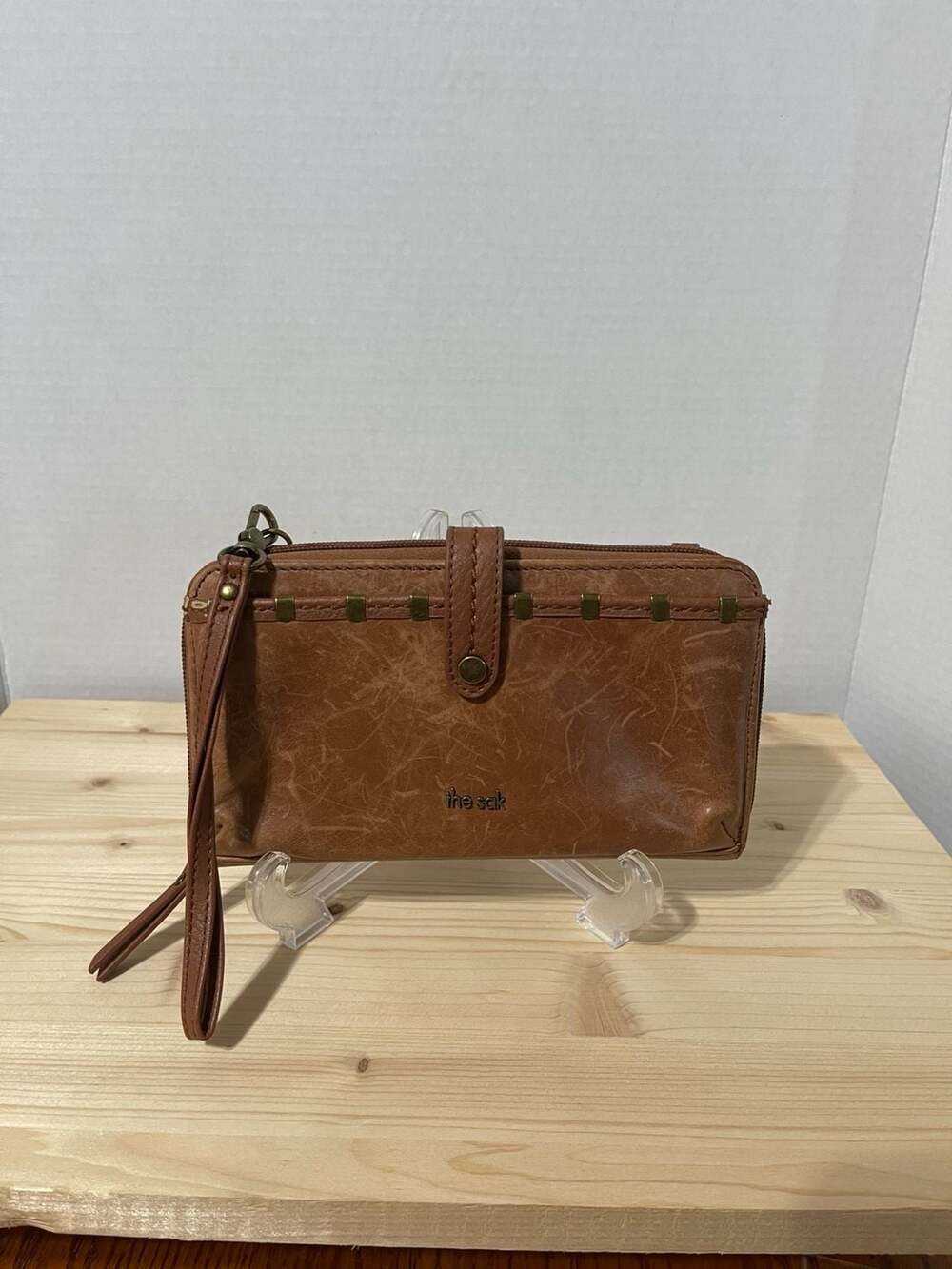 The Sak Iris Distressed Tobacco Brown Leather Smartphone Wallet Wristlet Crossbo